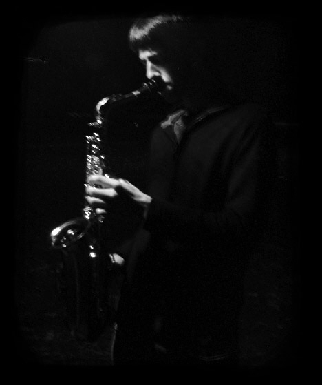 andrewsax3.jpg (52916 bytes)