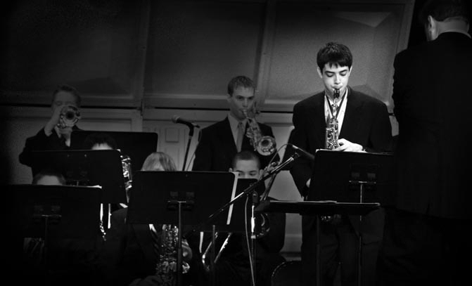 andrewsax3.jpg (52916 bytes)